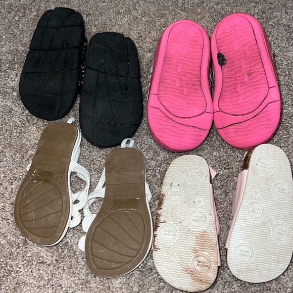 Lot of size 4T sandals - Picture 5 of 6